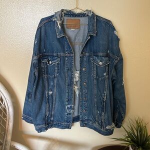 🍁American Eagle Distressed Denim Jacket🍁
